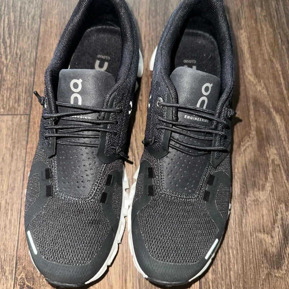 On cloud Running Black and White Athletic Shoes - Picture 2 of 4